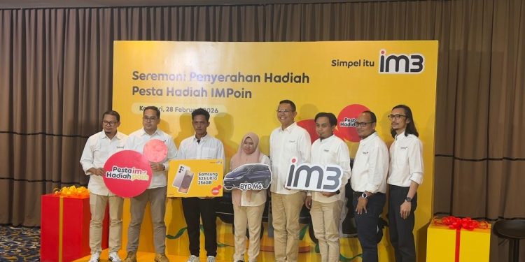 IM3 Serahkan Grand Prize Mobil Listrik BYD M6 kepada Pemenang Pesta IMPoin 2025 di Kendari