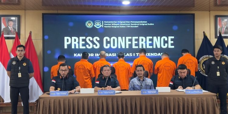 Imigrasi Kendari Amankan 7 Warga Negara Tiongkok, Diduga Korban Penyelundupan Manusia ke Australia